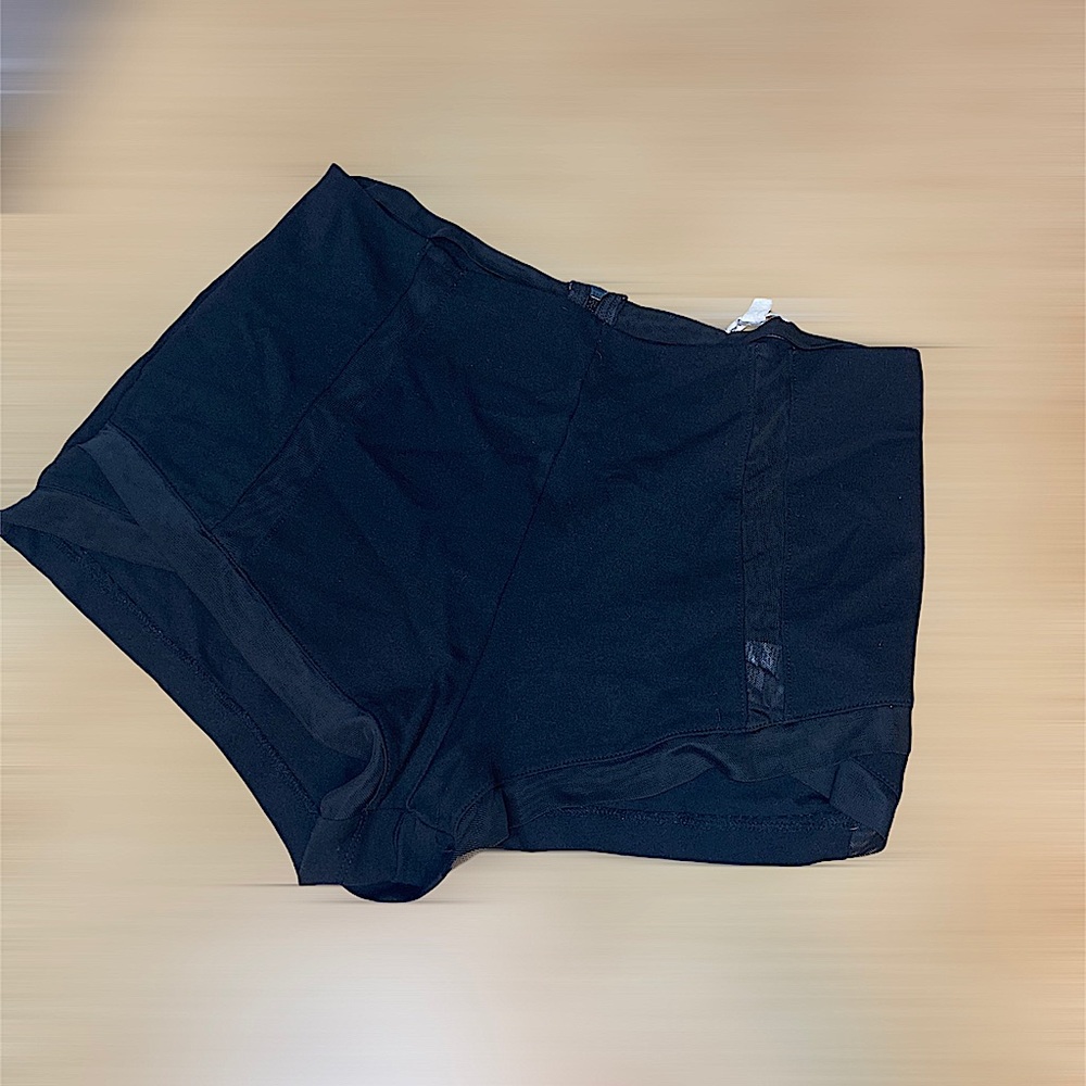 Silence+ Noise black booty shorts🖤